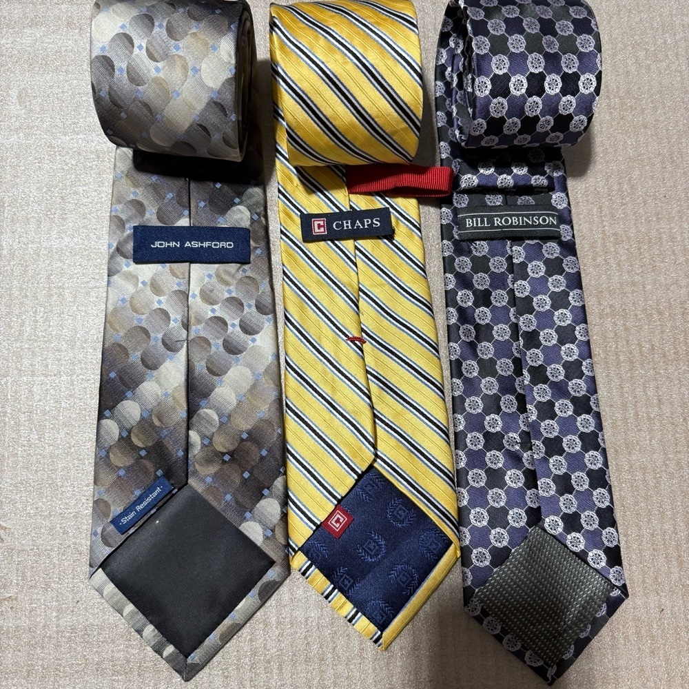 Chaps John Ashford‎ Bill Robinson Elegant Men's Tie Yellow Gray Navy Silk Geo - Picture 2 of 5